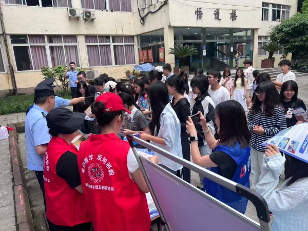 四川成都青羊区“川渝携手筑防线 扬正祛邪护青春”反邪教宣传走进高校图片1.jpg 四川成都青羊区“川渝携手筑防线 扬正祛邪护青春”反邪教宣传走进高校图片1.jpg
